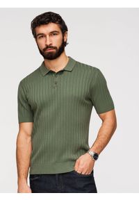 Ombre Clothing - Koszulka męska polo z wiskozą SLIM FIT w pionowy prążek – oliwkowa V4 - Rozmiar: M. Okazja: na co dzień. Typ kołnierza: polo. Kolor: oliwkowy. Materiał: wiskoza. Długość rękawa: krótki rękaw. Długość: krótkie. Wzór: prążki. Styl: casual, klasyczny #1