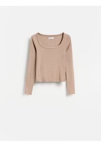 Reserved - Gładki longsleeve z bawełną - brązowy. Kolor: brązowy. Materiał: bawełna. Długość rękawa: długi rękaw. Wzór: gładki #1