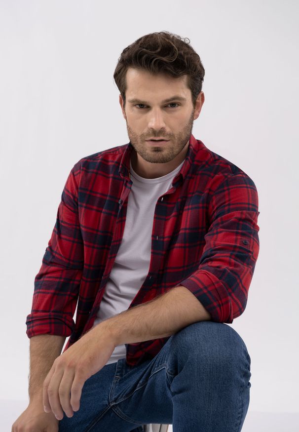 Volcano - Czerwona koszula w kratę, Regular Fit, K-ISEO. Okazja: na co dzień. Typ kołnierza: kołnierzyk klasyczny. Kolor: czerwony. Materiał: materiał, bawełna, jeans. Wzór: kratka. Styl: klasyczny, casual