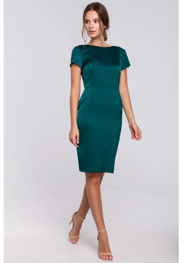 Sukienki.shop - Sukienka wieczorowa satynowa z dekoltem na plecach zielona. Kolor: zielony. Materiał: satyna. Typ sukienki: dopasowane, ołówkowe. Styl: wizytowy