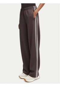 Guess Spodnie dresowe V6YB08 K4286 Brązowy ciemny Regular Fit. Kolor: brązowy. Materiał: syntetyk #1