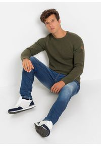 bonprix - Sweter o luźnym splocie z bawełny z recyklingu. Kolor: zielony. Materiał: bawełna. Wzór: ze splotem #2