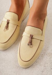 Born2be - Żółte Mokasyny z Imitacji Zamszu Zdobione Aplikacją z Zawieszkami Peleg. Okazja: do pracy, na spotkanie biznesowe. Kolor: żółty. Materiał: zamsz. Wzór: aplikacja. Styl: biznesowy, elegancki #2