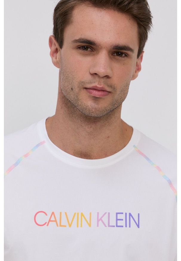Calvin Klein Performance - T-shirt. Okazja: na co dzień. Kolor: biały. Wzór: nadruk. Styl: casual