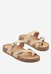 Born2be - Beżowe Klapki Japonki na Korkowej Podeszwie Zdobione Klamrami Idaliora. Okazja: na plażę. Kolor: beżowy. Materiał: jeans. Wzór: aplikacja. Sezon: lato #5