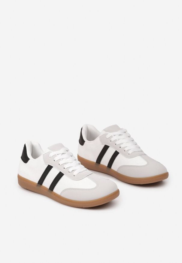 Renee - Białe Casualowe Sneakersy z Ekozamszu na Płaskiej Podeszwie Pemeriana. Okazja: na co dzień. Nosek buta: okrągły. Zapięcie: sznurówki. Kolor: biały. Materiał: jeans. Wzór: aplikacja. Obcas: na płaskiej podeszwie