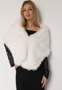 Born2be - Białe Ponczo Etola z Futerka w Stylu Szala Cahreva. Okazja: na wesele, na ślub cywilny, na imprezę. Kolor: biały. Materiał: futro. Styl: klasyczny, elegancki #7