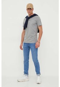 Guess t-shirt bawełniany kolor szary z aplikacją. Kolor: szary. Materiał: bawełna. Wzór: aplikacja. Styl: klasyczny #4
