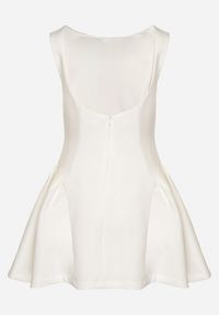 Born2be - Biała Taliowana Sukienka z Odkrytymi Plecami Florreti. Typ kołnierza: dekolt na plecach. Kolor: biały. Typ sukienki: dopasowane #7