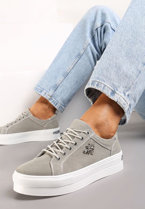 Renee - Szare Skórzane Sneakersy na Grubej Podeszwie z Przeszyciami i Broszką Nirnile. Kolor: szary. Materiał: skóra
