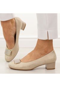 Złote czółenka damskie na obcasie M.Daszyński Sa210-8. Nosek buta: okrągły. Kolor: złoty. Materiał: skóra. Szerokość cholewki: normalna. Sezon: wiosna, jesień, lato. Obcas: na obcasie. Styl: elegancki, klasyczny. Wysokość obcasa: średni #1