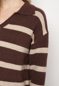 Born2be - Brązowy Sweter w Paski z Wełną i Dekoltem z Kołnierzykiem Tevana. Okazja: na co dzień. Typ kołnierza: dekolt w serek. Kolor: brązowy. Materiał: wełna. Wzór: paski. Styl: elegancki, casual, klasyczny #4