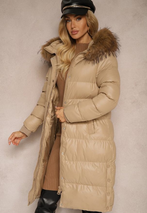 Renee - Beżowa Kurtka Pikowana o Długim Kroju z Kapturem Wiązana w Pasie z Odpinanym Futerkiem Phorira. Okazja: na co dzień. Typ kołnierza: kaptur. Kolor: beżowy. Materiał: futro. Długość: długie. Styl: casual, elegancki, wizytowy