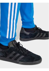 Adidas - adidas Spodnie dresowe adicolor Classics SST IM4542 Niebieski Slim Fit. Kolor: niebieski. Materiał: bawełna, syntetyk