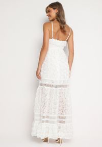 Born2be - Biała Koktajlowa Kwiatowa Sukienka na Ramiączkach z Regulacją i Gumką w Talii Navinae. Okazja: na co dzień, na imprezę. Kolor: biały. Długość rękawa: na ramiączkach. Wzór: kwiaty. Sezon: lato. Styl: wizytowy #7