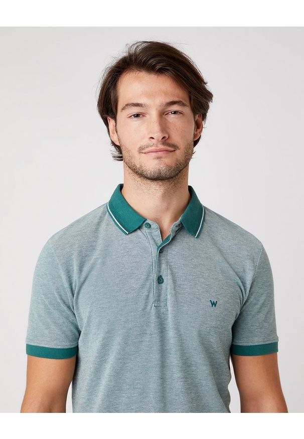 Wrangler - MĘSKIE POLO WRANGLER SS REFINED POLO MALLARD GREEN W7AFKHG28 112131333. Typ kołnierza: polo