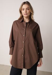 Born2be - Brązowa Bawełniana Koszula Oversize z Biżuteryjnymi Guzikami Adrearina. Okazja: na co dzień. Typ kołnierza: kołnierzyk klasyczny. Kolor: brązowy. Materiał: bawełna. Długość: długie. Wzór: gładki. Styl: casual, klasyczny #1