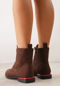 Renee - Brązowe Botki VICES z Ażurowymi Zdobieniami w Stylu Retro Limoni. Okazja: na co dzień. Zapięcie: sznurówki. Kolor: brązowy. Materiał: jeans. Szerokość cholewki: normalna. Wzór: ażurowy, aplikacja. Styl: retro #4