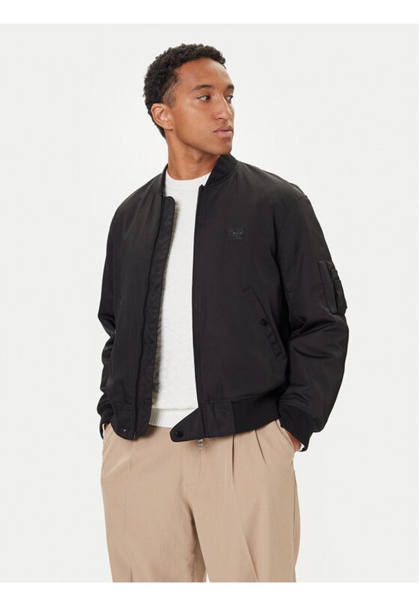 Armani Exchange Kurtka bomber XM001137 AF16672 UC001 Czarny Regular Fit. Kolor: czarny. Materiał: syntetyk