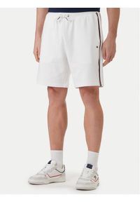 TOMMY HILFIGER - Tommy Hilfiger Szorty sportowe Global Stripe MW0MW42883 Biały Regular Fit. Kolor: biały. Materiał: bawełna. Styl: sportowy #1