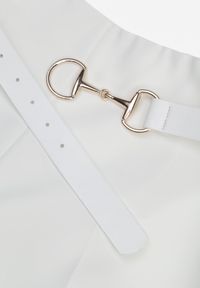 Renee - Białe Eleganckie Spodnie Dzwony w Kant z Paskiem i Metaliczną Klamrą Telepadia. Okazja: do pracy. Kolor: biały. Materiał: lakier. Styl: elegancki #5