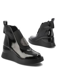 Czarne Botki S.Barski Wygodne Lakierowane Buty Damskie. Okazja: na co dzień. Zapięcie: zamek. Kolor: czarny. Materiał: lakier. Wzór: aplikacja. Obcas: na koturnie. Styl: casual, elegancki #7