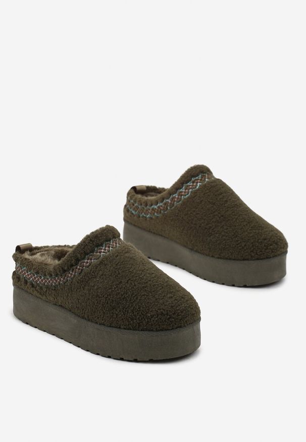 Born2be - Zielone Wsuwane Kapcie na Platformie z Ozdobnym Haftem Olisia. Zapięcie: bez zapięcia. Kolor: zielony. Wzór: haft. Obcas: na platformie. Styl: elegancki