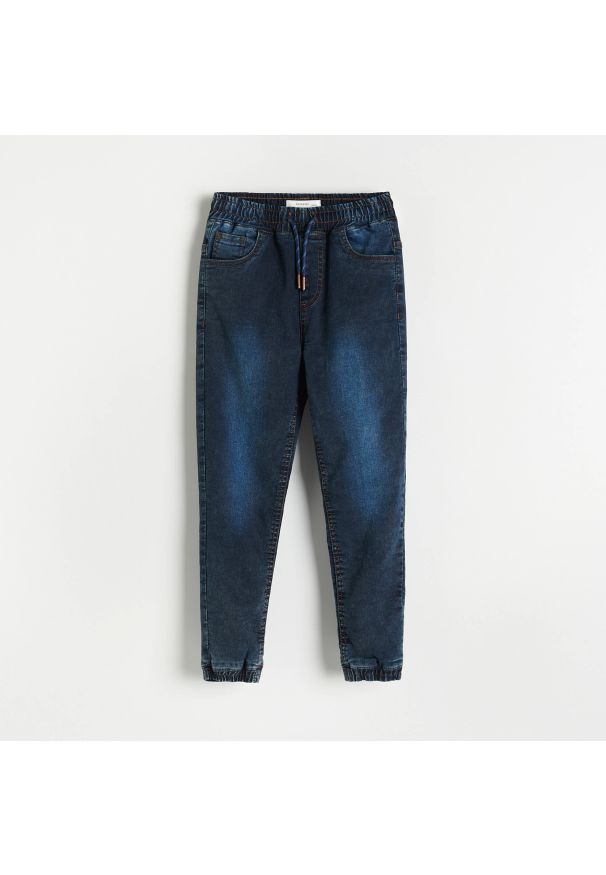 Reserved - Elastyczne jeansy joggers - Granatowy. Kolor: niebieski