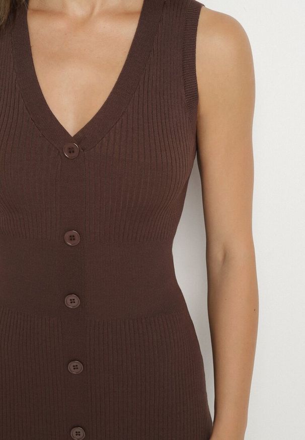 Born2be - Brązowa Wiskozowa Sukienka o Taliowanym Kroju Bez Rękawów Zdobiona Guzikami Esinea. Okazja: na co dzień. Typ kołnierza: dekolt w serek. Kolor: brązowy. Materiał: wiskoza. Długość rękawa: bez rękawów. Wzór: aplikacja. Styl: casual