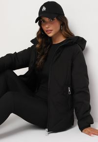 Born2be - Czarna Pikowana Kurtka z Kapturem Rękawy Zakończone Gumką Liliaz. Okazja: na spacer, na co dzień. Typ kołnierza: kaptur. Kolor: czarny. Materiał: jeans. Styl: casual #3