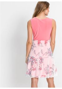 Sukienka z częścią spódnicową z siatkowego materiału z nadrukiem bonprix koralowo-biel wełny w kwiaty. Kolor: różowy. Materiał: wełna, materiał. Wzór: kwiaty, nadruk. Typ sukienki: kopertowe #5
