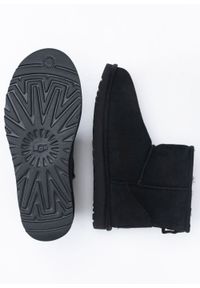 Ugg - UGG W Classic Mini II Buty zimowe damskie. Okazja: na plażę. Kolor: czarny. Materiał: materiał. Sezon: zima. Styl: młodzieżowy #5