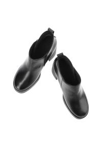 Czarne Botki Armodo Modne Buty Na Obcasie. Kolor: czarny. Materiał: skóra. Wzór: grochy. Obcas: na obcasie. Styl: wizytowy, elegancki. Wysokość obcasa: średni