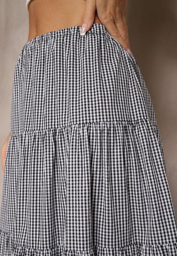 Renee - Czarno-Biała Spódnica w Kratkę z Bawełny o Rozkloszowanym Kroju Stemani. Kolor: czarny. Materiał: bawełna. Wzór: kratka. Styl: klasyczny, elegancki