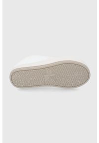 Calvin Klein Jeans Kapcie kolor kremowy. Nosek buta: okrągły. Kolor: beżowy. Materiał: guma, poliester, materiał