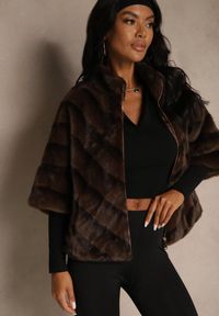 Renee - Brązowa Trapezowa Kurtka Futerko z Rękawami Długości 3/4 Tadeva. Kolor: brązowy. Materiał: futro. Styl: elegancki #5