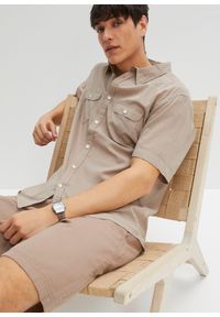 bonprix - Koszulka z krótkim rękawem, z czystej bawełny. Typ kołnierza: kołnierzyk włoski. Kolor: niebieski, brązowy, biały. Materiał: bawełna, materiał. Długość rękawa: krótki rękaw. Długość: krótkie. Sezon: lato #1