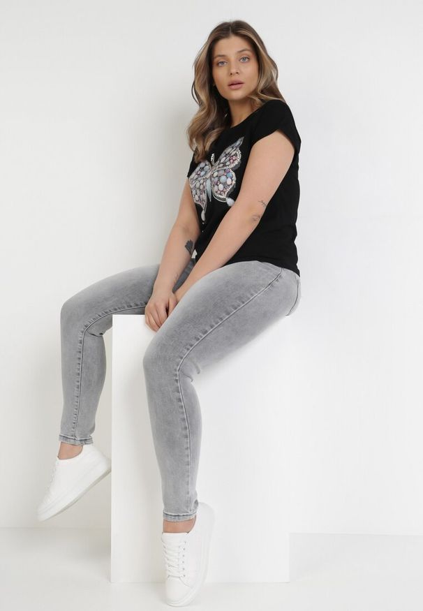 Born2be - Czarny T-shirt Pallekaia. Kolor: czarny. Materiał: bawełna, dzianina, jeans. Długość rękawa: krótki rękaw. Długość: krótkie. Wzór: aplikacja, nadruk. Styl: klasyczny