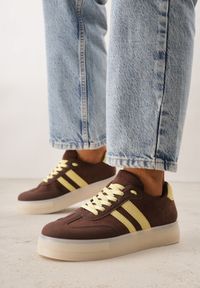 Born2be - Ciemnobrązowe Sneakersy na Kauczukowej Grubej Podeszwie z Paskami po Bokach Ninlili. Okazja: na co dzień. Zapięcie: pasek. Kolor: brązowy. Materiał: kauczuk #1