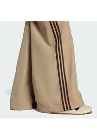 Adidas - adidas Spodnie dresowe Firebird Adilenium KD6300 Beżowy Regular Fit. Kolor: beżowy. Materiał: syntetyk #3