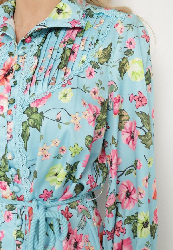 Born2be - Niebieska Koszulowa Sukienka ze Stójką i Falbanką Madalyn. Typ kołnierza: kołnierzyk stójkowy. Kolor: niebieski. Materiał: koronka. Typ sukienki: koszulowe