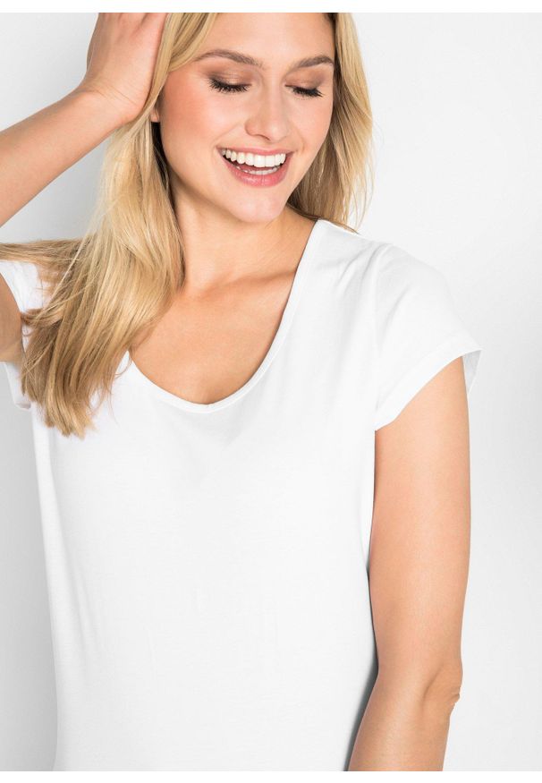 bonprix - Dopasowany T-shirt. Okazja: na co dzień. Kolor: biały. Materiał: bawełna, materiał. Długość rękawa: krótki rękaw. Długość: krótkie. Styl: casual