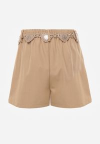 Born2be - Beżowe Spódnico-Szorty Ozdobione Łańcuszkiem z Sercami Rhenara. Okazja: na co dzień. Kolor: beżowy. Wzór: aplikacja. Styl: casual #4