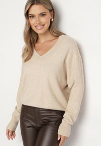 Born2be - Beżowy Sweter z Dekoltem w V z Domieszką Kaszmiru Mariara. Okazja: na co dzień. Typ kołnierza: dekolt w kształcie V. Kolor: beżowy. Materiał: kaszmir. Wzór: bez wzorów. Styl: casual #5