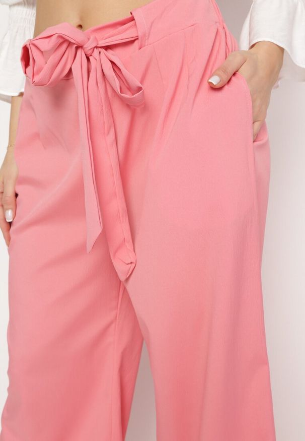 Born2be - Różowe Spodnie Szerokie z Wiązaniem w Pasie Paper Bag Tisallas. Kolor: różowy. Styl: elegancki