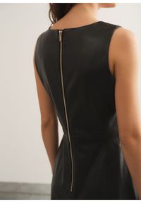 Ochnik - Czarna sukienka z imitacji skóry. Typ kołnierza: dekolt kwadratowy. Kolor: czarny. Materiał: skóra. Wzór: aplikacja. Styl: klasyczny, elegancki #4