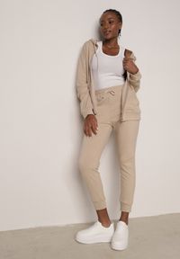 Born2be - Beżowy Komplet Dresowy Zasuwana Bluza z Kapturem i Spodnie Typu Jogger Nedisare. Kolor: beżowy. Materiał: dresówka #1