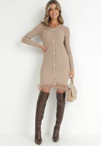 Born2be - Beżowa Sukienka z Prążkowanej Dzianiny z Piórami Marpesia. Okazja: na co dzień. Typ kołnierza: dekolt w kształcie V. Kolor: beżowy. Materiał: prążkowany, dzianina. Sezon: zima, jesień. Typ sukienki: proste, ołówkowe. Styl: klasyczny, casual, elegancki #6