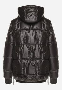 Born2be - Czarna Pikowana Kurtka z Odpinanym Kapturem Wydłużonym Tyłem i Ściągaczami Zinonia. Okazja: na co dzień. Kolor: czarny. Materiał: jeans, wełna, skóra. Sezon: zima, jesień. Styl: elegancki, casual #6