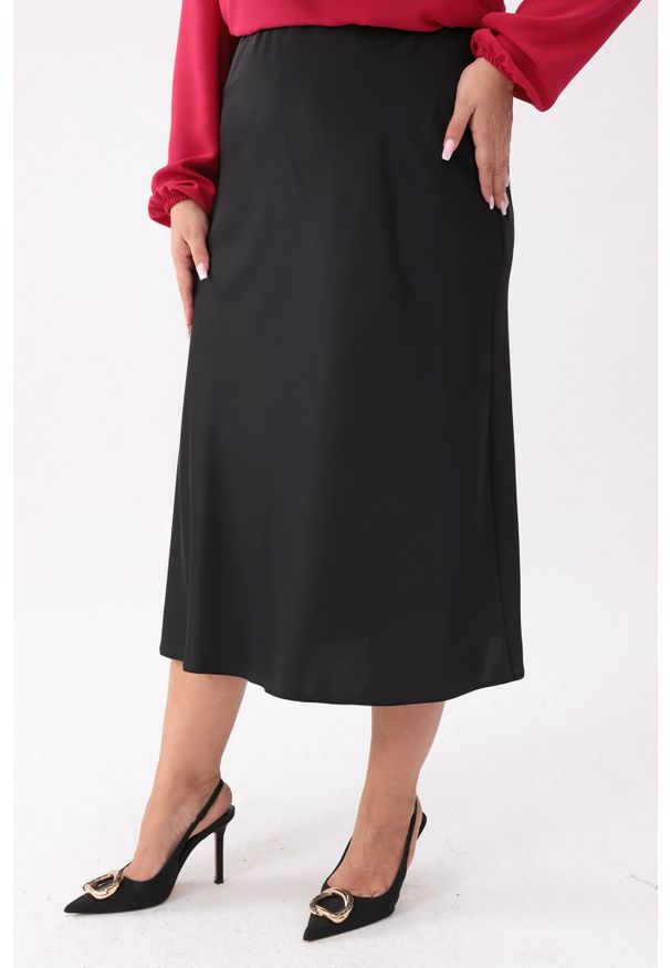 Moda Size Plus Iwanek - Satynowa czarna spódnica Marisa - elegancja na każdą okazję PLUS SIZE XXL OVERSIZE. Okazja: na co dzień. Kolekcja: plus size. Kolor: czarny. Materiał: satyna. Długość: krótkie. Styl: elegancki, casual